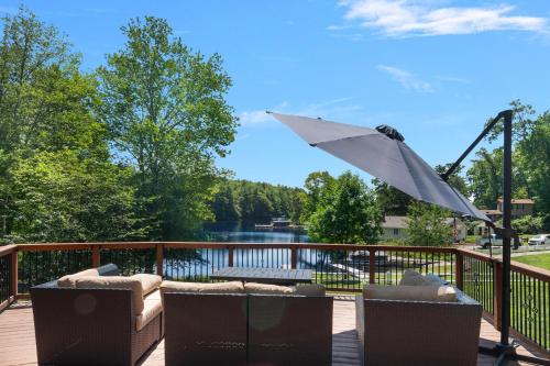 Lakefront-hot Tub Gym Kayaks Paddleboards in Uxbridge (MA)
