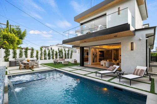 Ultra Luxe Modern Mansion With Roof deck Pool & Spa in Los Angeles, USA