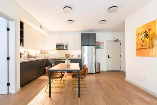 Hollywood 2 Bed Luxury LA Condo na in Los Angeles, USA