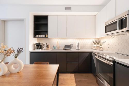 Hollywood 2 Bed Luxury LA Condo na in Los Angeles, USA