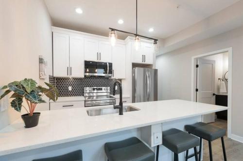 Modern LUX 2BR Apartment in DC with Patio - image 5