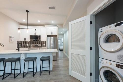 Modern LUX 2BR Apartment in DC with Patio thumb 3