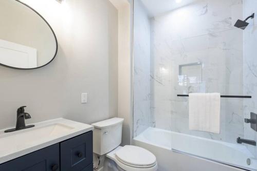Modern LUX 2BR Apartment in DC with Patio - image 7