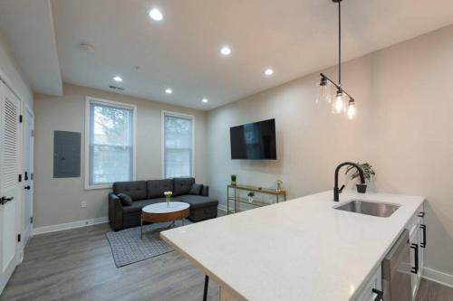 Modern LUX 2BR Apartment in DC with Patio - image 9