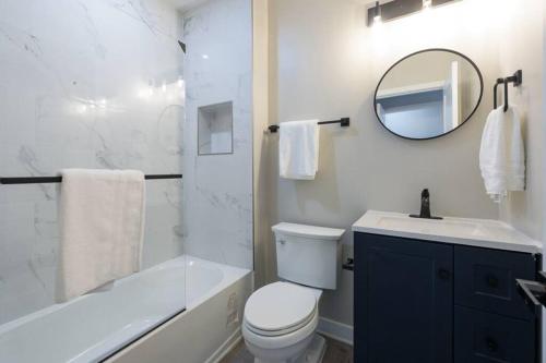 Modern LUX 2BR Apartment in DC with Patio - image 4