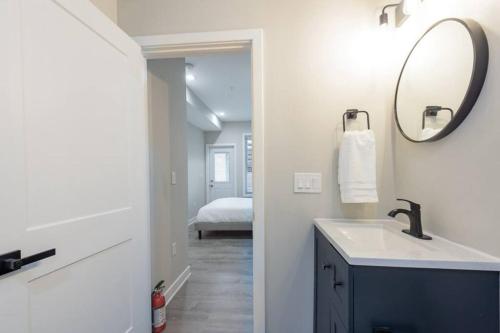 Modern LUX 2BR Apartment in DC with Patio - image 12