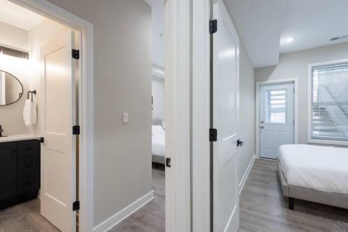 Modern LUX 2BR Apartment in DC with Patio - image 14