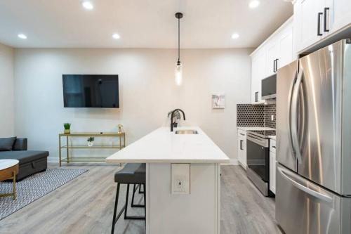Modern LUX 2BR Apartment in DC with Patio - image 2