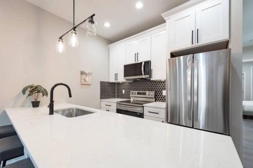 Modern LUX 2BR Apartment in DC with Patio - image 8
