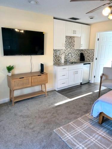 Dreamy 5-Bdrm, Pool, 2mi to Beach, 2 Master Suites in Indian Spring Estates, USA
