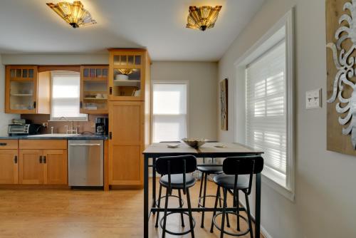 5 Mi to Downtown Royal Oak Bungalow! in Royal Oak, USA