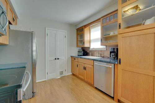 5 Mi to Downtown Royal Oak Bungalow! in Royal Oak, USA