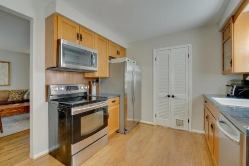 5 Mi to Downtown Royal Oak Bungalow! in Royal Oak, USA
