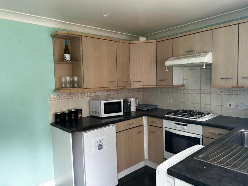 Konyha, Brades Rise House - 3 bedroom house with 2 toilets with a private garden in Oldbury