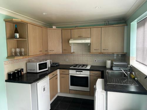 Konyha, Brades Rise House - 3 bedroom house with 2 toilets with a private garden in Oldbury