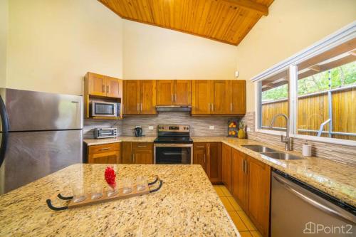 Beautiful 2-BR House Steps from the Beach in Potrero