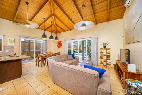 Beautiful 2-BR House Steps from the Beach in بوتريرو
