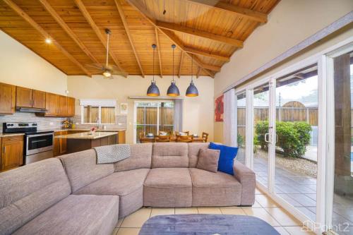 Beautiful 2-BR House Steps from the Beach in بوتريرو