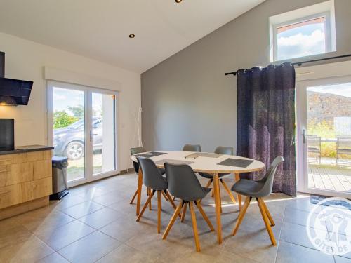 Gîte Sèvremoine, 3 pièces, 4 personnes - FR-1-622-43 (Gite Moderne et Confortable Proche Cholet, Nantes et Puy du Fou, avec Terrasse et Pres d'un Etang - ) in Saint-André-de-la-Marche