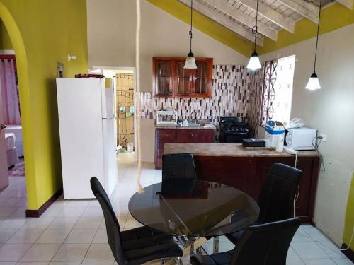 Humming Bird Inn-Homely and quiet in Old Harbour