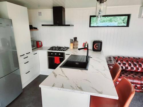 Romantic Lakeside Cabin 1hr AKL