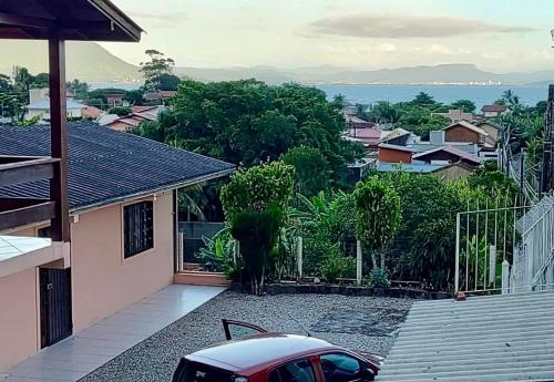 Casa com linda vista a 500 metros da praia
