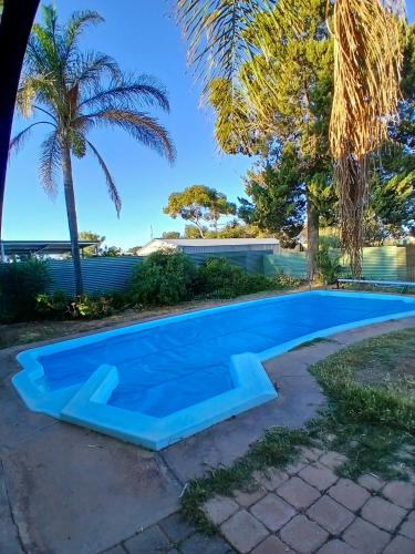 Renovated 3BD with pool and spa bath photo 1