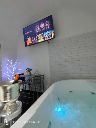 Deluxe Suite with Spa Bath image 2