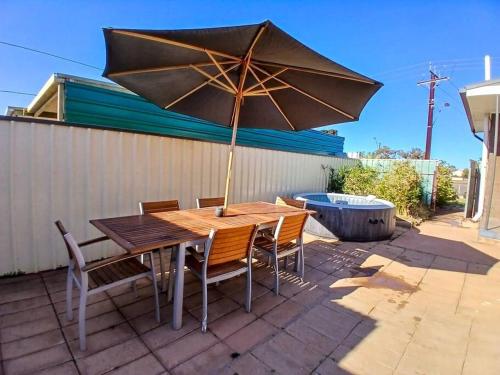 Cozy home with hot tub & fruit garden in Whyalla