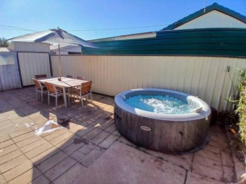 Pezsgőfürdő, Cozy home with hot tub & fruit garden in Whyalla
