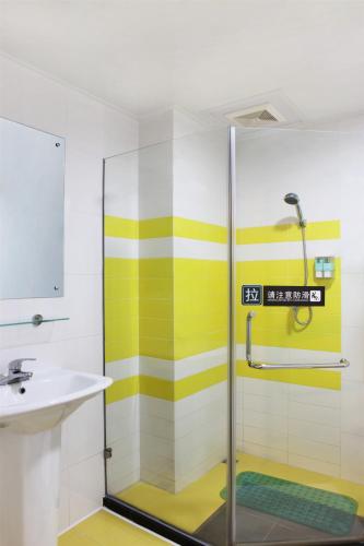 Bathroom, 7 Days Inn Beijing Shangdi Qinghe Metro Station in Shangdi Industrial Park/Xisanqi