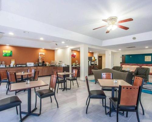 Econo Lodge Inn & Suites in Centerville, USA