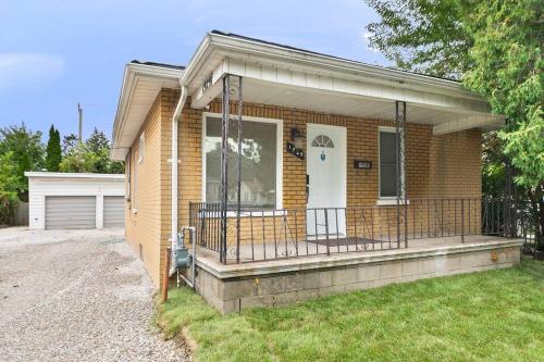 Charming Cozy 2-Bedroom Retreat in South Windsor Charming Cozy 2-Bedroom Retreat in South Windsor