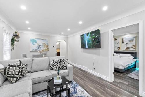 Charming Cozy 2-Bedroom Retreat in South Windsor Charming Cozy 2-Bedroom Retreat in South Windsor