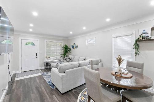 Charming Cozy 2-Bedroom Retreat in South Windsor Charming Cozy 2-Bedroom Retreat in South Windsor