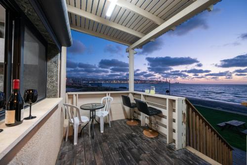 מבנים בים 77 Suites at sea in 크리얏 얌