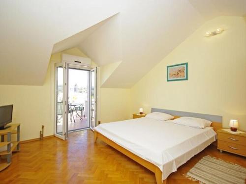 Apartments Villa Rose - Economy Studio with Sea View and shared  Terrace A3 crveni in Sumartin