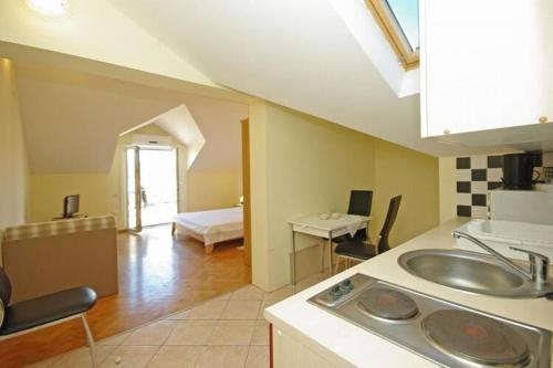 Konyha, Apartments Villa Rose - Economy Studio with Sea View and shared  Terrace A3 crveni in Sumartin