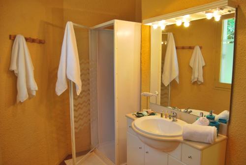 حمام, Lagrange Grand Bleu Vacances - Residence Les Segalieres in Gramat