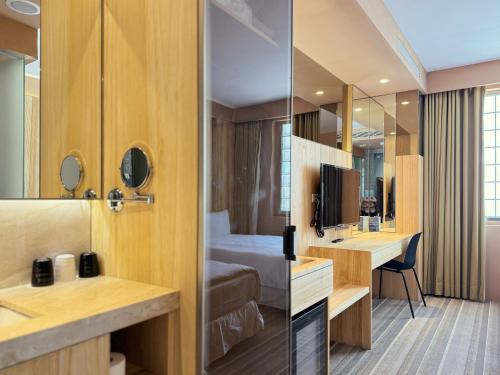 Superior Triple Room image 5