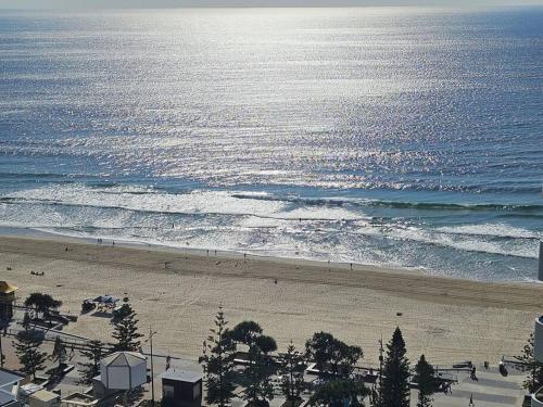 SURFERS PARADISE ABSOLUTE BEACHFRONT WITH VIEWS, HIGH LEVEL 1br Apt - IDEAL FOR COUPLES or 2 PPL TRAVELLING TOGETHER SURFERS PARADISE ABSOLUTE BEACHFRONT WITH VIEWS, HIGH LEVEL 1br Apt - IDEAL FOR COUPLES or 2 PPL TRAVELLING TOGETHER