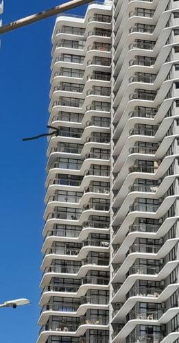 SURFERS PARADISE ABSOLUTE BEACHFRONT WITH VIEWS, HIGH LEVEL 1br Apt - IDEAL FOR COUPLES or 2 PPL TRAVELLING TOGETHER SURFERS PARADISE ABSOLUTE BEACHFRONT WITH VIEWS, HIGH LEVEL 1br Apt - IDEAL FOR COUPLES or 2 PPL TRAVELLING TOGETHER