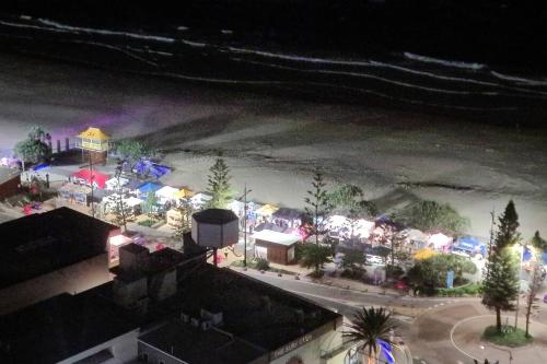 SURFERS PARADISE ABSOLUTE BEACHFRONT WITH VIEWS, HIGH LEVEL 1br Apt - IDEAL FOR COUPLES or 2 PPL TRAVELLING TOGETHER SURFERS PARADISE ABSOLUTE BEACHFRONT WITH VIEWS, HIGH LEVEL 1br Apt - IDEAL FOR COUPLES or 2 PPL TRAVELLING TOGETHER