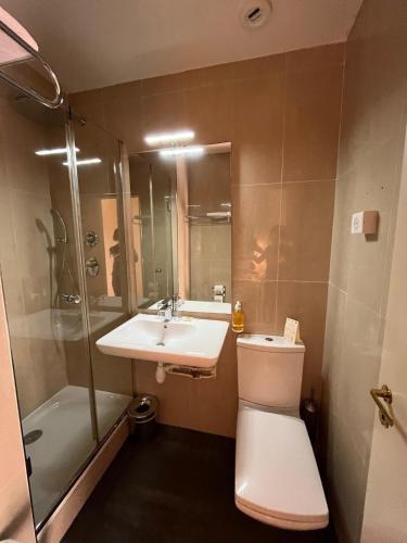 Les Quatre Dauphins - image 5