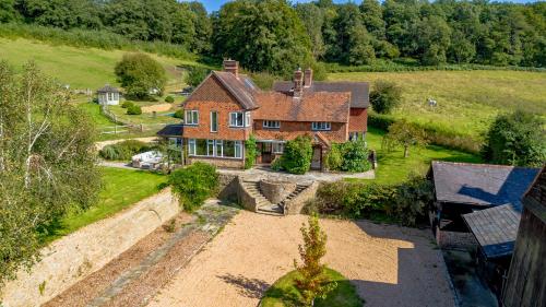 A szálláshely kívülről, Stunning Countryside Home in Surrey by 53 Degrees Property, Ideal for Family Getaways, Private Tenni in Bramley (Surrey)
