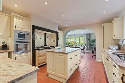 Konyha, Stunning Countryside Home in Surrey by 53 Degrees Property, Ideal for Family Getaways, Private Tenni in Bramley (Surrey)