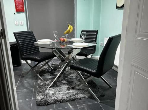 Facilities, 3 Bed - Sleeps 5 - Pets - Private Parking in Oldbury