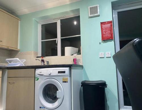 Kitchen, 3 Bed - Sleeps 5 - Pets - Private Parking in Oldbury