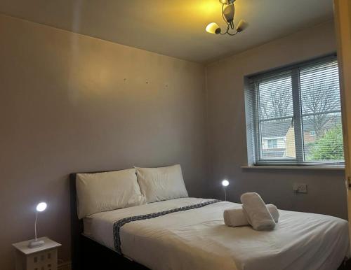 3 Bed - Sleeps 5 - Pets - Private Parking gîte à louer Express By Holiday Inn Hotel in Birmingham-Oldbury