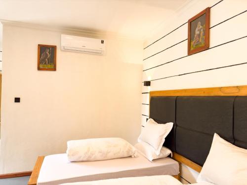 2 twin beds